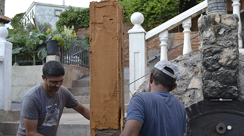 Trabajadores montando soporte de hormigón