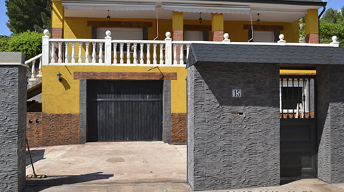 Casa y muro exterior de hormigón
