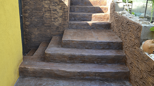 Escaleras de hormigón hacia la casa