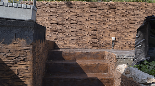 Muro de hormigón y escaleras debajo