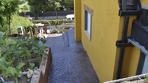Exterior lateral de la casa con escaleras de hormigón