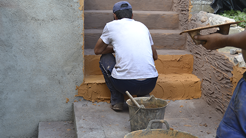 Trabajadores ensellando escaleras de hormigón