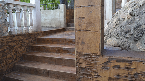 Columna de hormigón con escaleras detrás