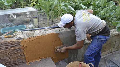 Trabajadores ensellando pared de las escaleras
