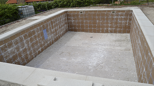 Piscina medio terminada en Zaragoza